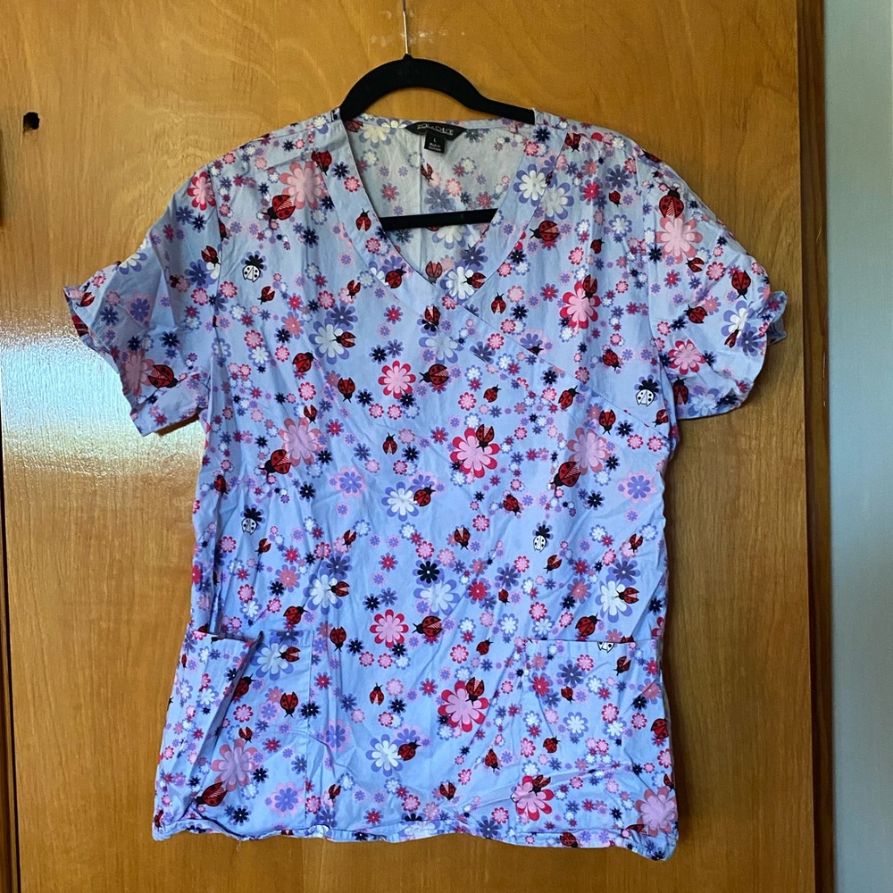 🐞 scrub top